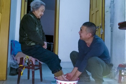只要在家，崔金鎖就會(huì)堅(jiān)持每天給母親洗腳 （譚永良 攝）