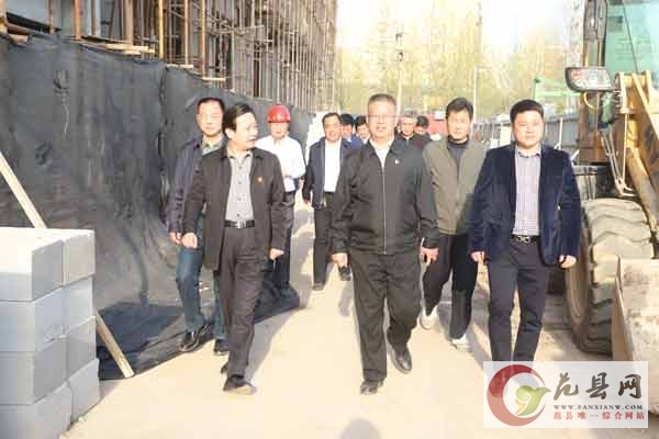 縣委書記王秋芳視察范縣一中報告廳建設(shè)工作