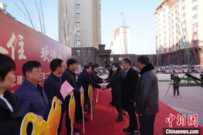 圖為2021年11月23日，臺(tái)前縣黃河灘區(qū)搬遷群眾拿到“金鑰匙”。　王為峰 攝