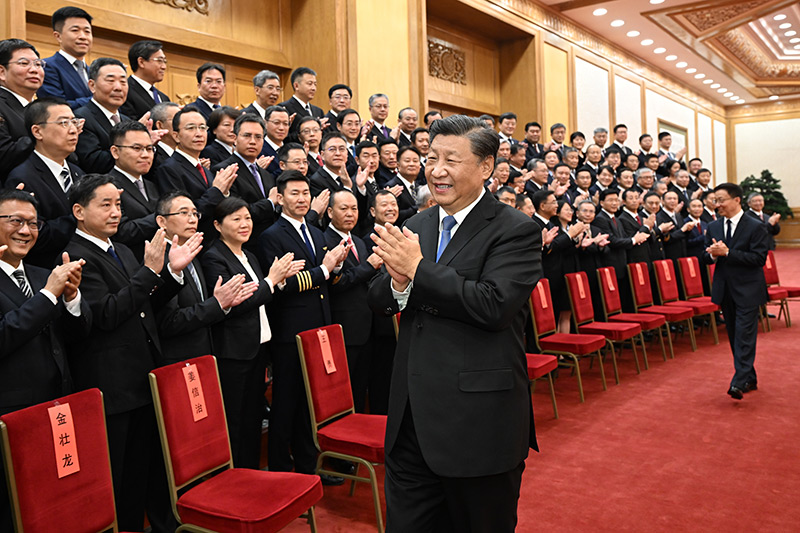 9月30日，習(xí)近平總書記在北京人民大會(huì)堂會(huì)見C919大型客機(jī)項(xiàng)目團(tuán)隊(duì)代表并參觀項(xiàng)目成果展覽。這是總書記會(huì)見C919大型客機(jī)項(xiàng)目團(tuán)隊(duì)代表。