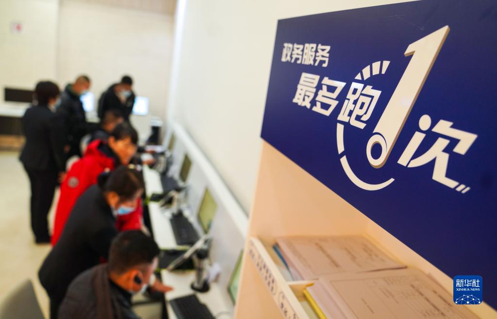 在吉林省長春市二道區(qū)政務服務中心輔助填報區(qū)，市民在工作人員的輔助下進行事項填報（2020年11月23日攝）。
