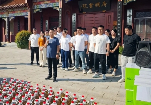 范?縣濮城鎮(zhèn)開展了中秋節(jié)為環(huán)衛(wèi)工人獻(xiàn)溫暖活動(dòng)